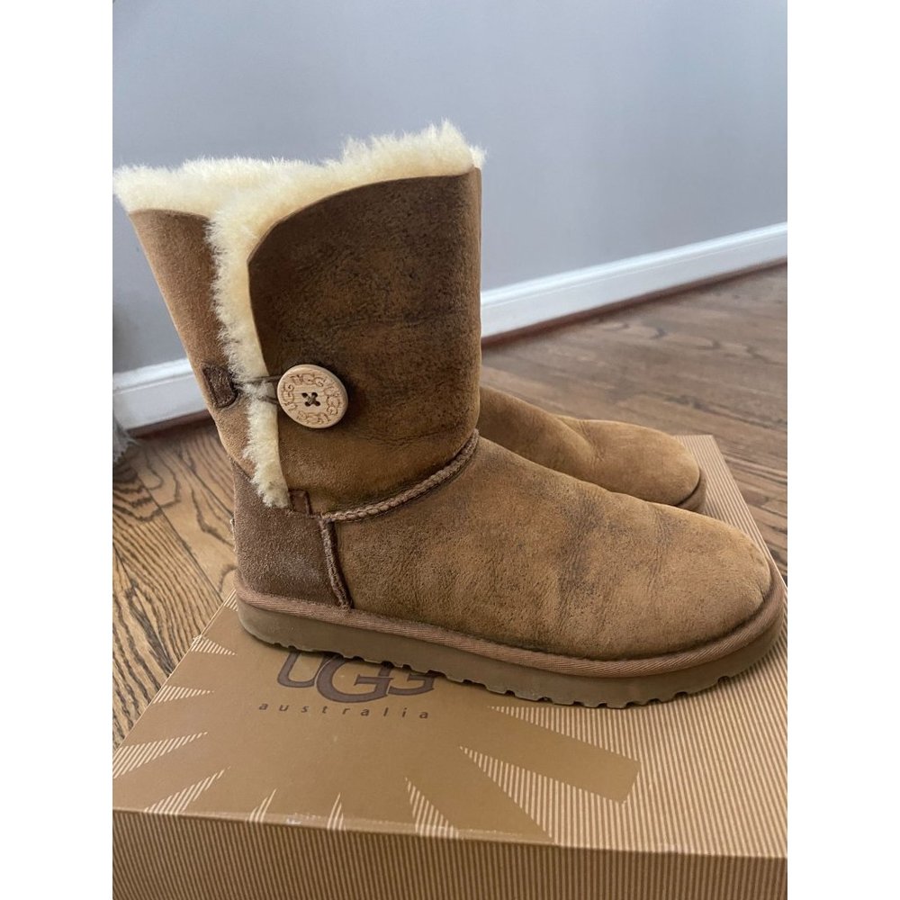 UGG Australia Bailey Button 5838 Sheepskin Boots - Size 8 - Picture 4 of 9